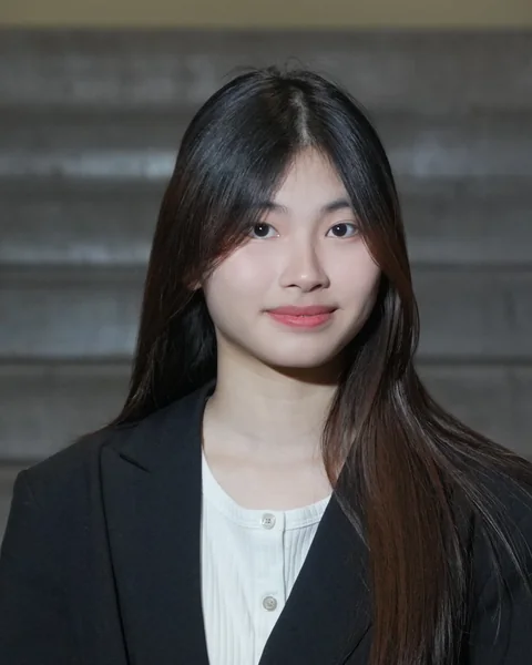 Portrait of Casey Nguyen.
