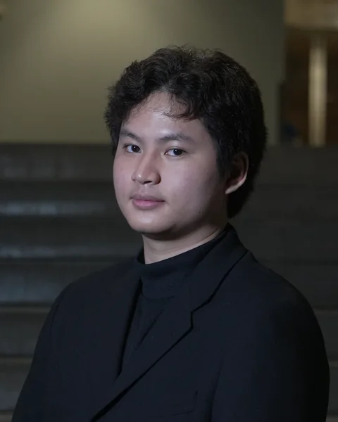Portrait of Eric Nguyen.